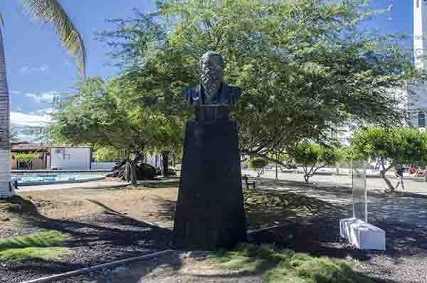 41 - Ecuador - islas Galapagos - isla Isabela - Puerto Villamil - monumento a Charles Darwin